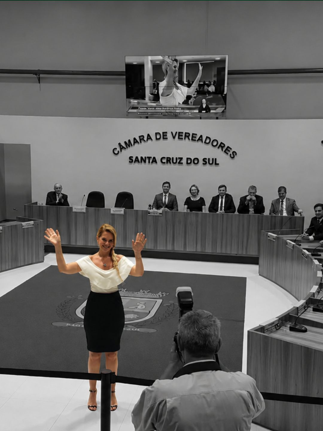 Bruna Molz acenando na tribuna da Câmara de Vereadores de Santa Cruz do Sul